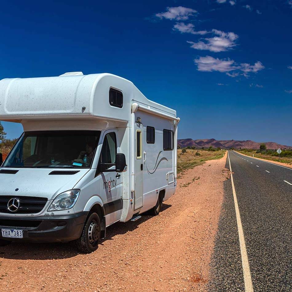 autocaravana aparcada en carretera en australia