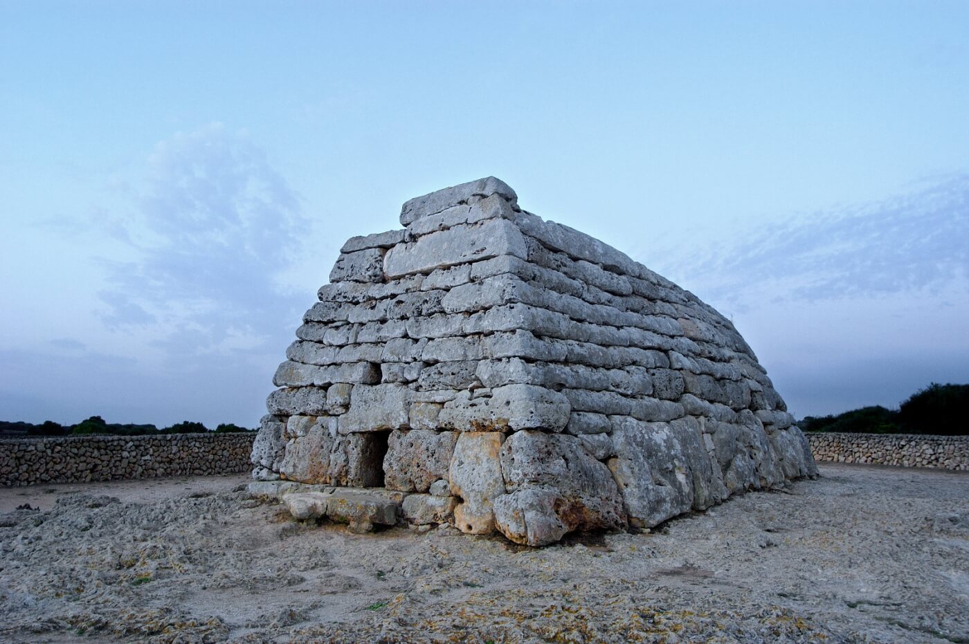 Monumento de Naveta des Tudons en Menorca