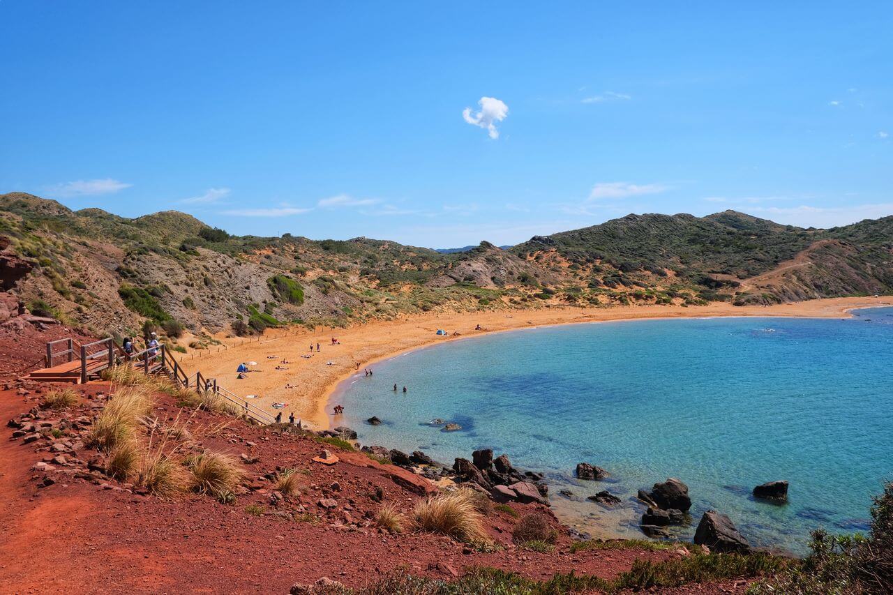 Vista completa de la Playa virgen de Cavallería en Menorca