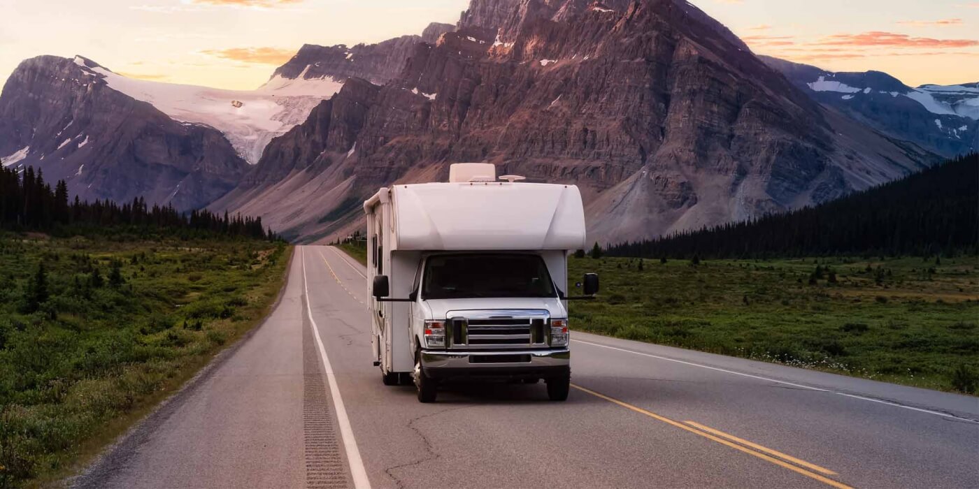 Camping-car sur la route dans les Rocheuses.