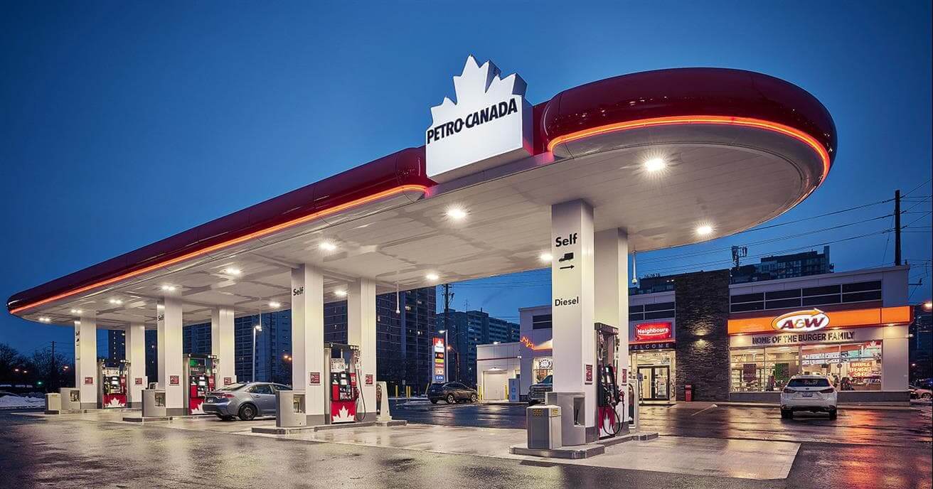 Station-service Petro-Canada de nuit, Canada.
