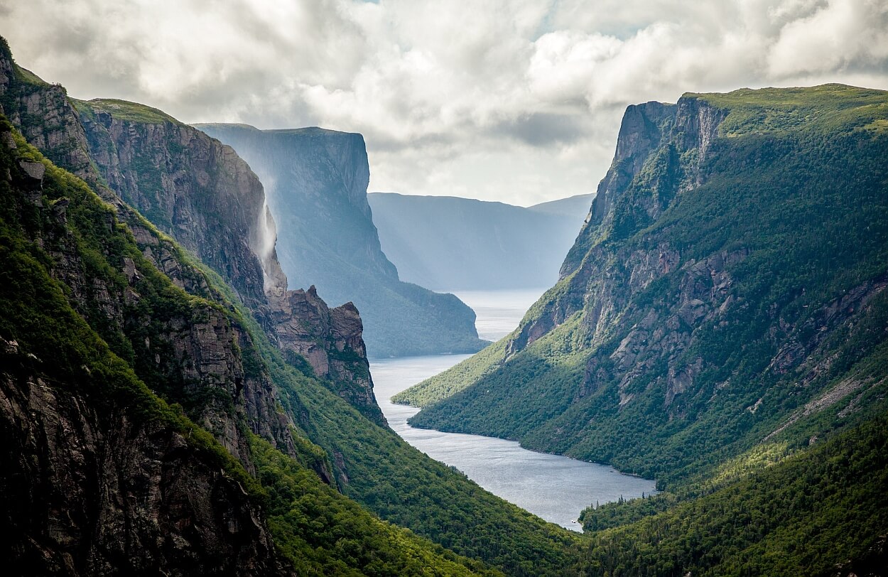 Fjordartige Landschaft im Gros Morne Nationalpark.