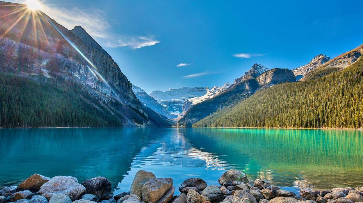Kristallklarer See in Lake Louise, Alberta.