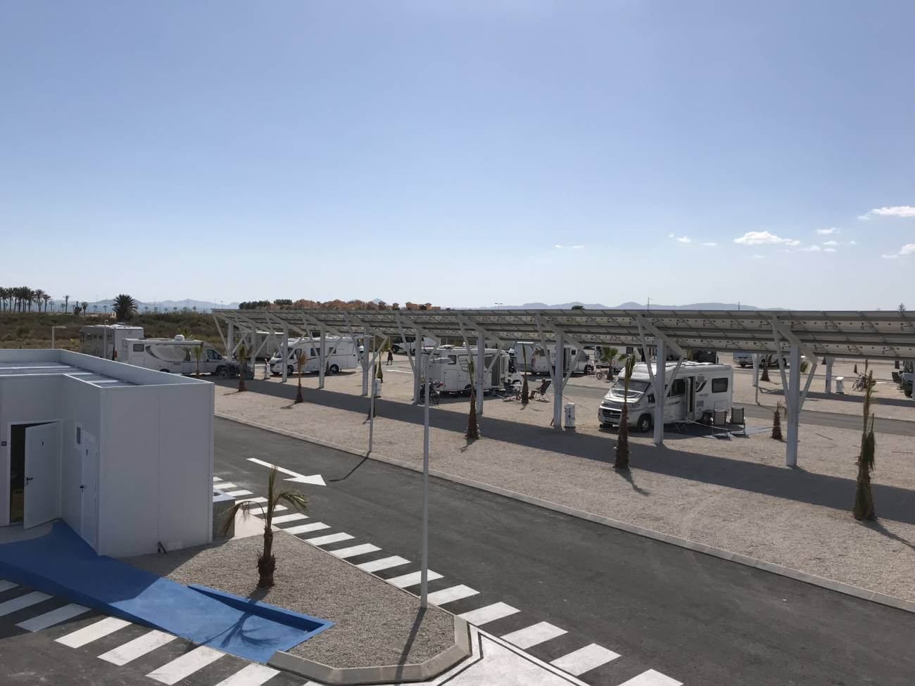 Amplia área de autocaravanas con pérgolas solares en Los Alcázares