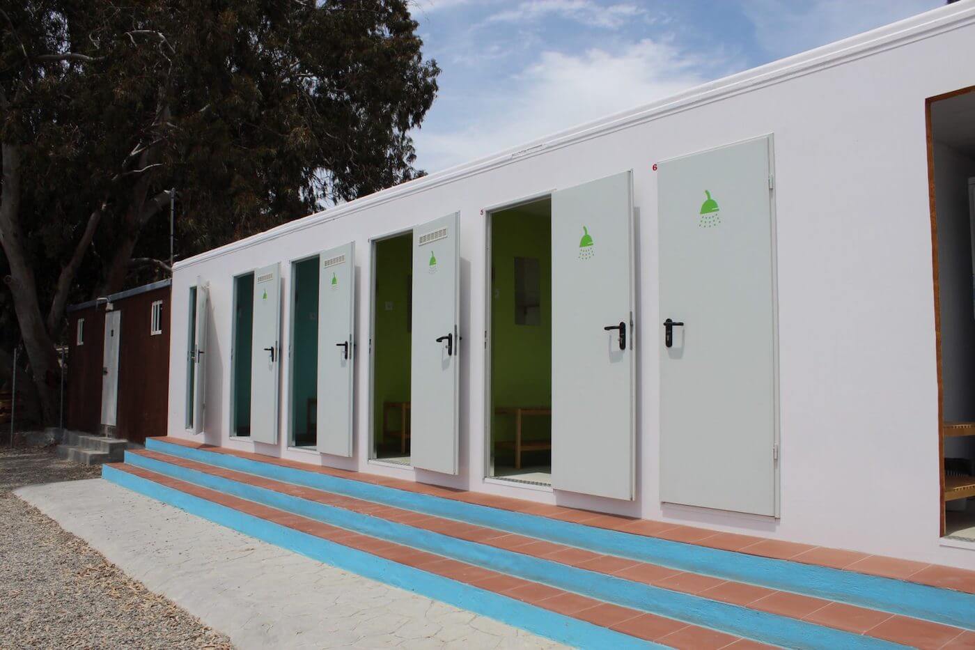 Bloque exterior de duchas individuales para autocaravanistas en Málaga Beach