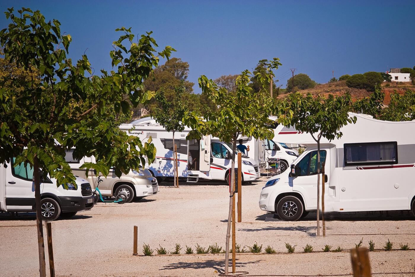 Parcelas arboladas y autocaravanas en CamperPark Playas de Luz