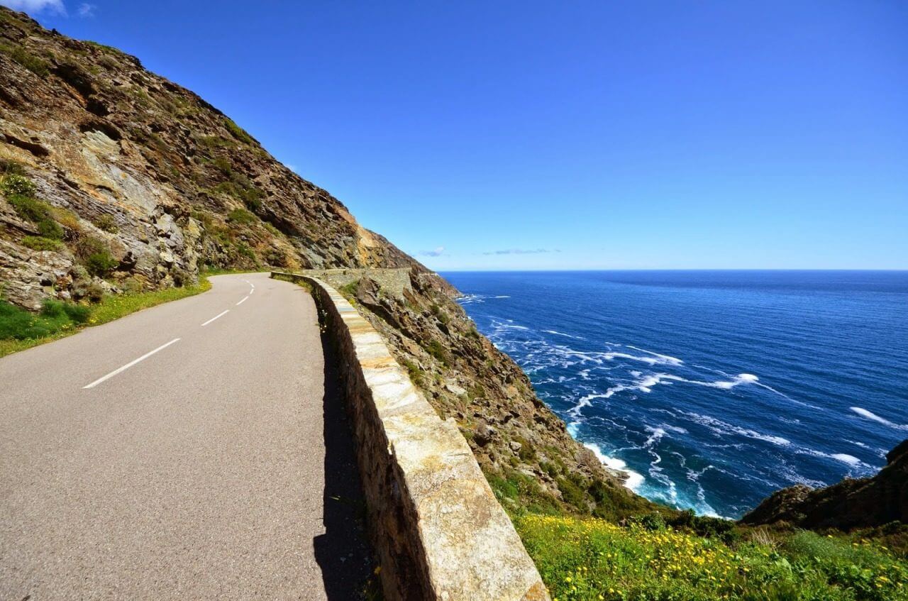 Route côtière D80 du Cap Corse au-dessus de la mer.