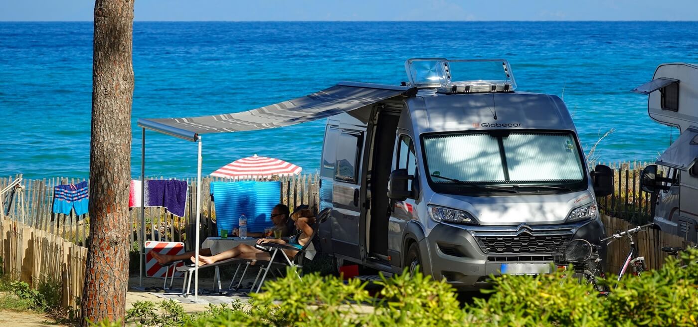Camping San Damiano en Corse, emplacement en bord de mer.