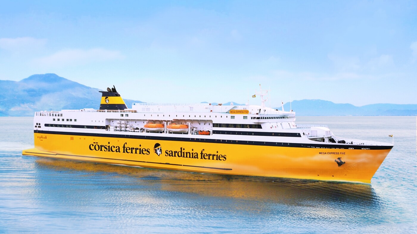 Ferry jaune Corsica Ferries naviguant vers la Corse.