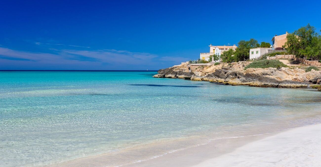 Plages de Majorque, mer turquoise, sable blanc, verdure luxuriante