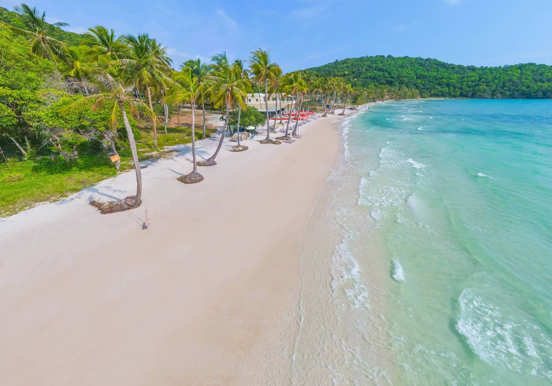 Las mejores playas de Vietnam con palmeras y barcos tradicionales