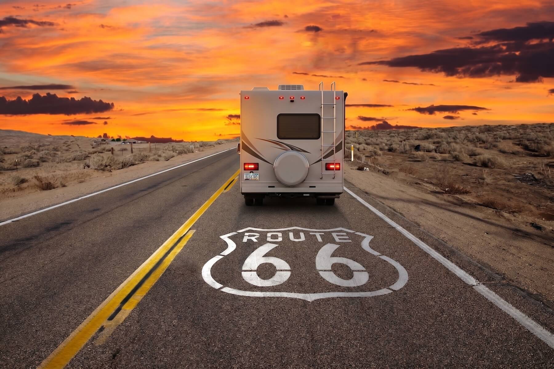 Camper in viaggio sulla Route 66 al tramonto nel deserto americano