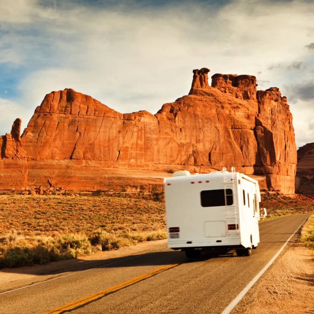 Camper in noleggio percorre la strada con vista sul Grand Canyon negli Stati Uniti