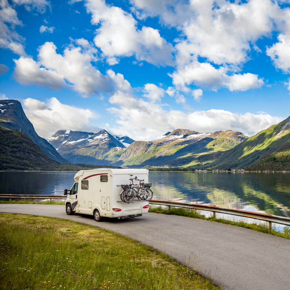 autocaravana por una carretera en la naturaleza en Noruega