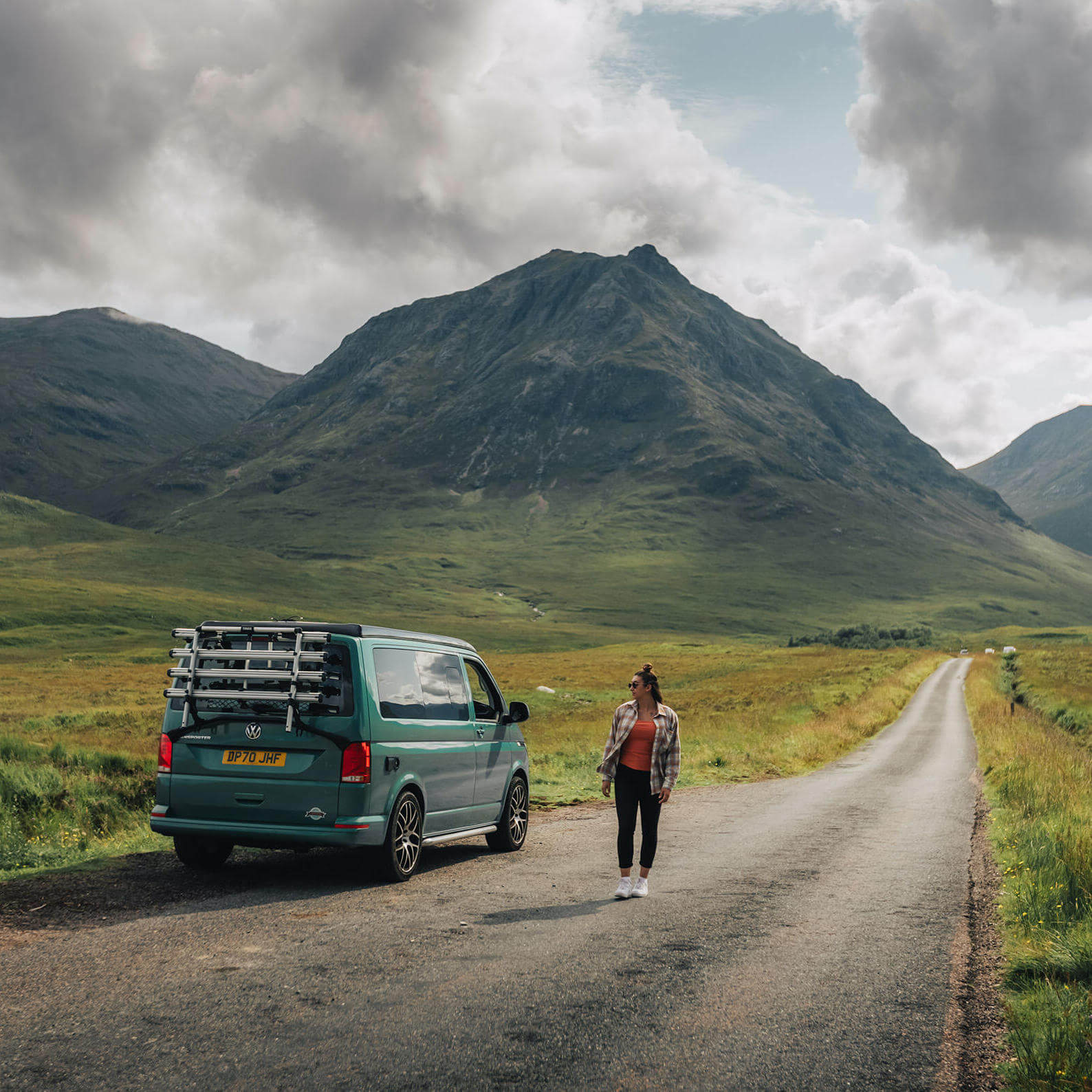 Mujer haciendo road trip en Escocia en camper