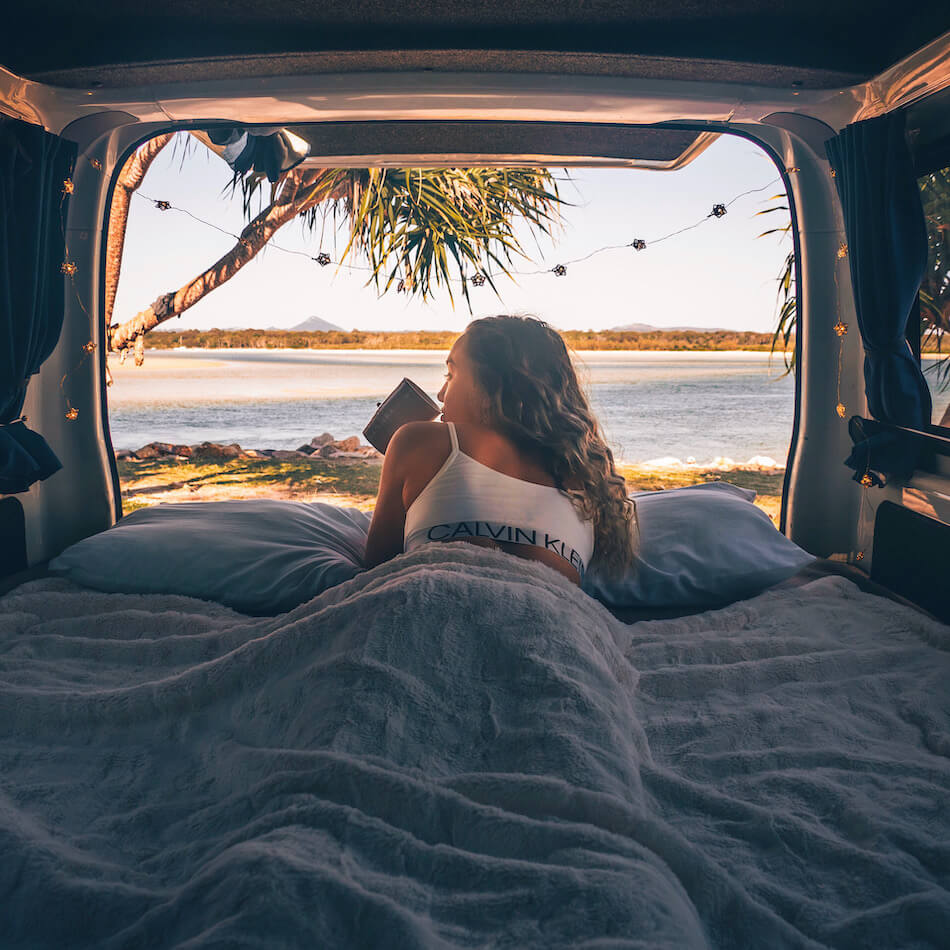 fille dans un camping-car en australie près de la mer