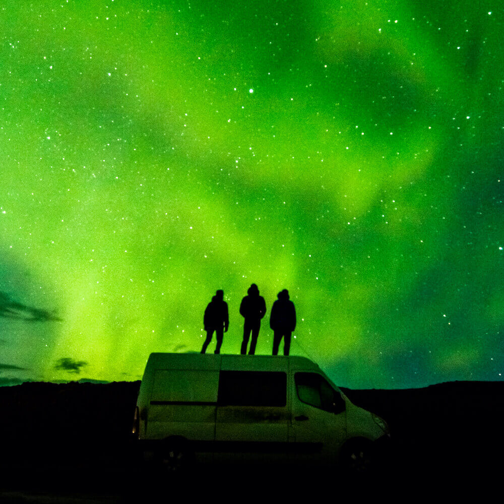 Beobachtung von Nordlichtern von einem Camper in Norwegen