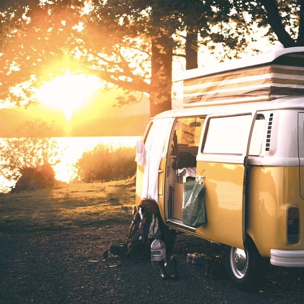 Wohnmobil im Sonnenuntergang in Neuseeland